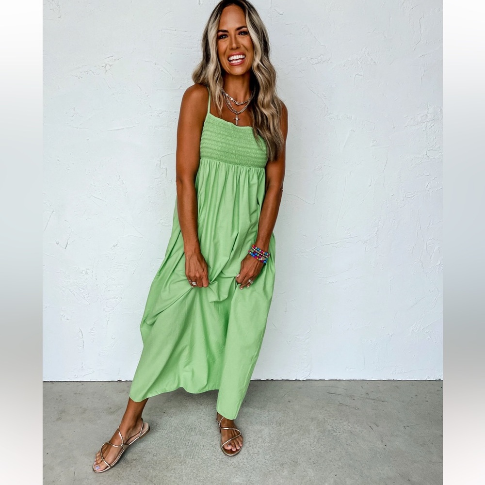 Super cute green maxi dress. It’s new with tags.